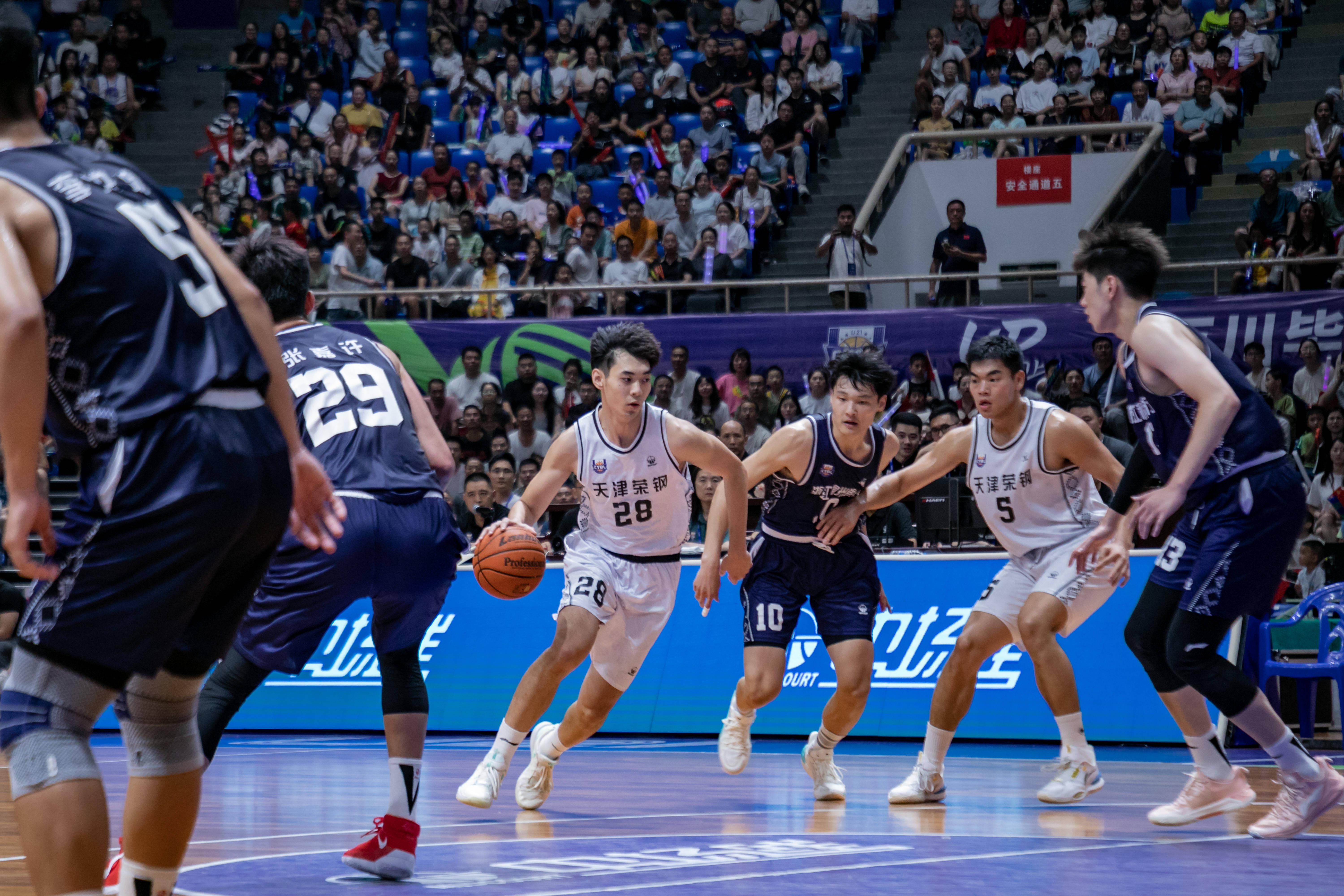 亚洲篮球锦标赛上一场球队实力对比悬殊